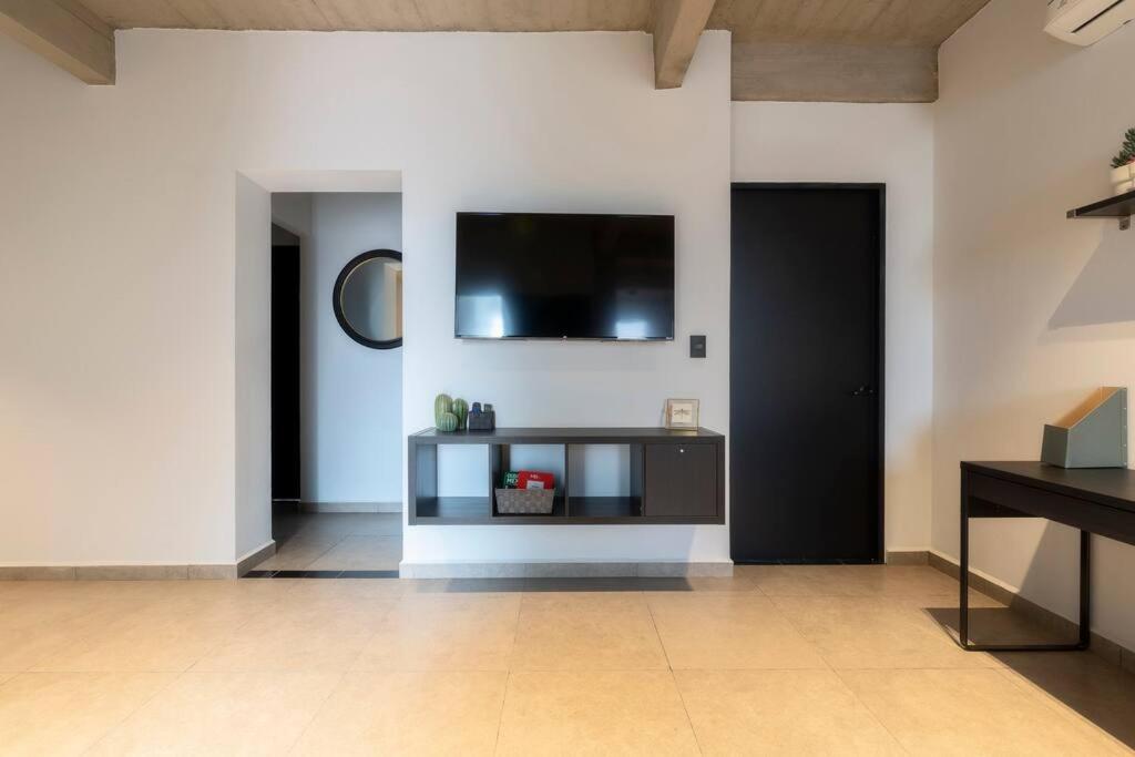 P202 Walk To Zocalo 3bdrm 2bath Rooftop Ac * Mexico City